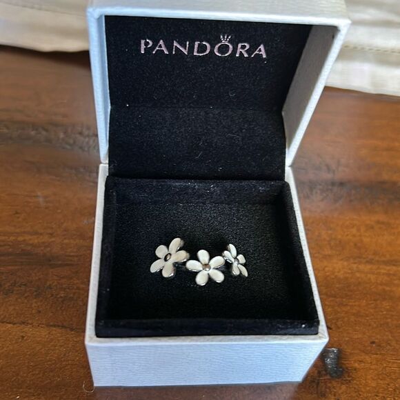 Pandora 3 daisy’s Ring size is 5.5  with original box - Picture 1 of 12